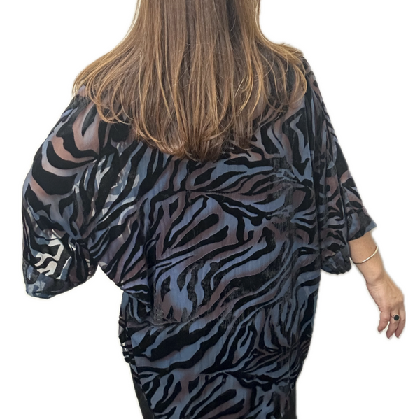 Parisukat na Kimono - Itim na May Disenyong Veludo - Usok-asul at Pulang Ubas