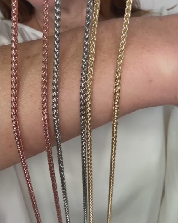 How to wear the wheat chain, step 1 (Maria Nicola)