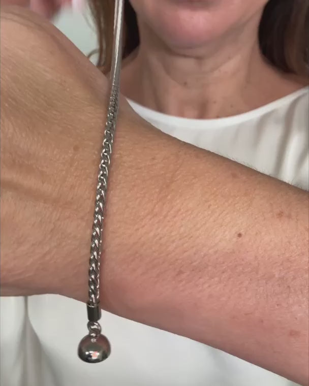 How to wear the wheat chain, step 2 (Maria Nicola)